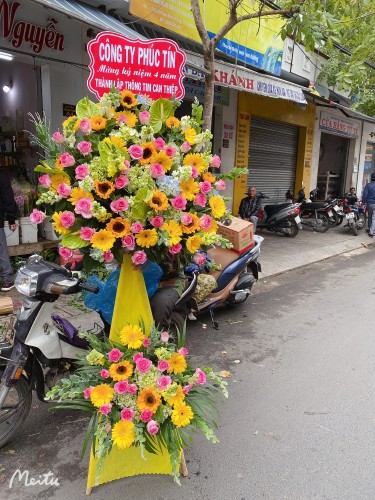 Kệ hoa chúc mừng